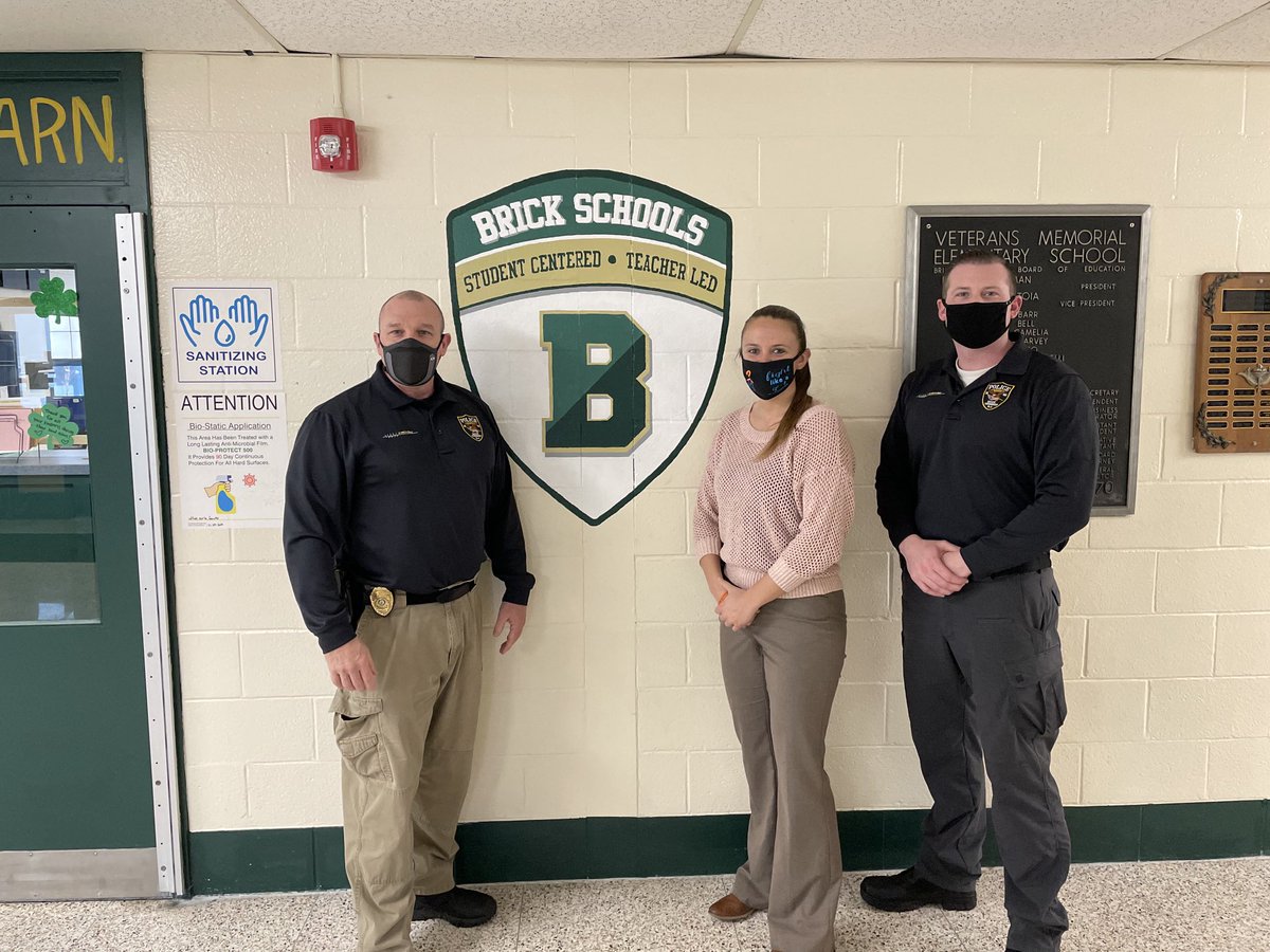 VMESMustangs's tweet image. Congratulations to all of our VMES Mustang DARE graduates! Thanks to Officers Sean Flynn, Victoria Finelli, and Bryan Murphy from the @BrickTwp.Police ⁦for teaching our students skills that will serve them well throughout their lives.  🇺🇸