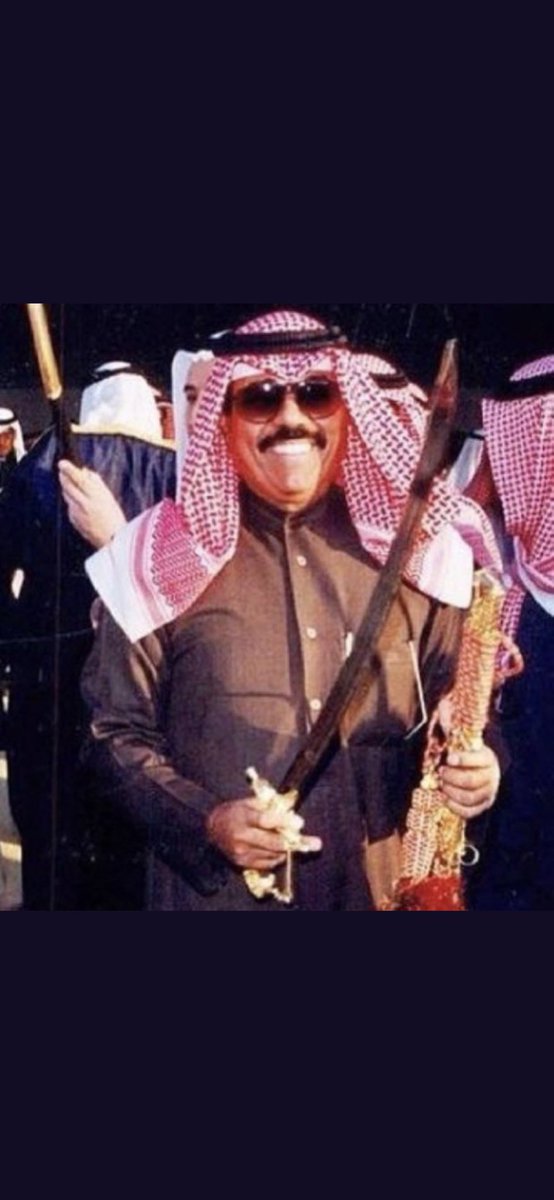 اللي على دارنا وجيوشه امغيره ..
حنا ، نرده ومن عاليه للقاعه

والشيخ ( ابو فيصل ) اللي مانبي غيره
( اميرنا ) اللي على الامجاد مطلاعه

حافظ حقوق البلد والشعب والجيره
شمس المكارم ووجهه يكثر اشعاعه

عند الدول كلها ، ما قل تقديره
اليا قطع راس منهو تكثر اطماعه

ضاري الشبو