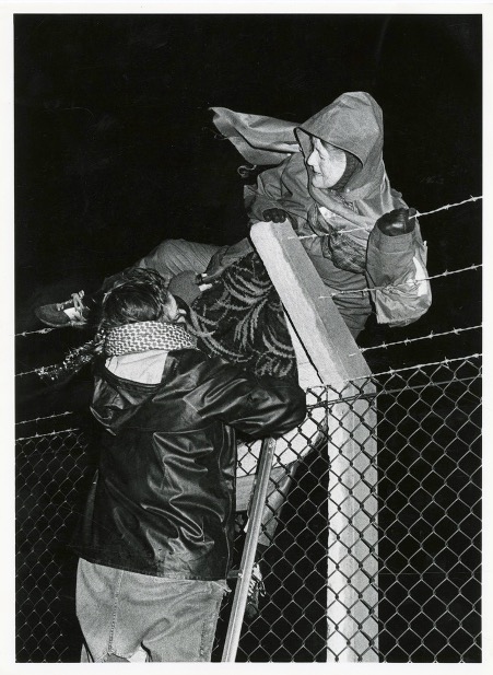 FourCornersE2's tweet photo. On 31 March we are thrilled to be joined by photographers Maggie Murray and Angela Christofilou to discuss their work documenting protests past and present.

Book here: https://t.co/JgPmXweEvq

Photo: Maggie Murray. An 80-year old protester at Greenham Common goes over the fence. https://t.co/luiC1cyan0