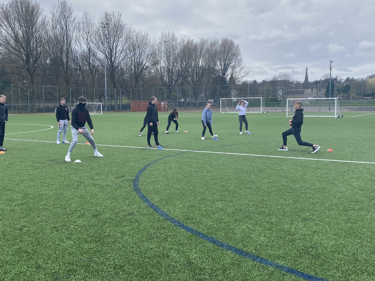 A breath of fresh air back outside with the Sports Leaders who are beginning to deliver their sessions again 👏🏽 #alwaysadapting #makingitwork #sportsleaders
.
@PEPASSGlasgow @sportscotland @Holyrood_PE @HolyroodSec @SportsLeaders @PEPASS_Leaders