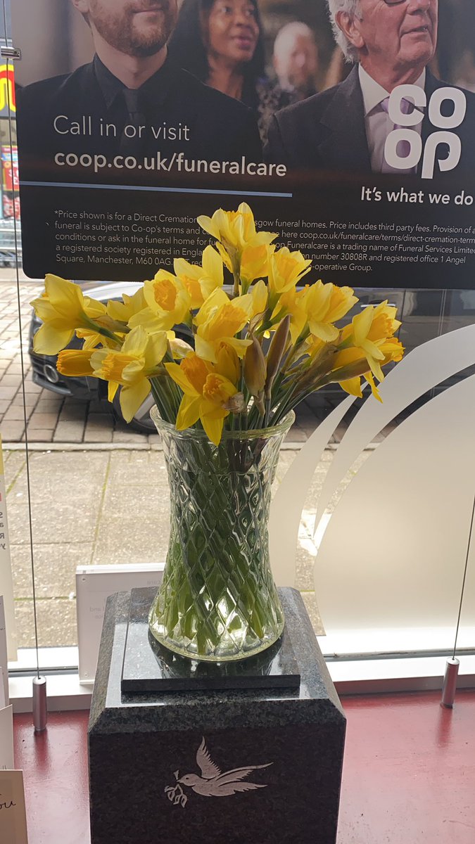 Today we're supporting a National #DayOfReflection to mark the one-year anniversary of the first UK lockdown. Greenock Funeralcare branch showing our support with our lovely daffodils. @Heather94017947 <a href="/DavidEagleFD/">David Eagle</a> <a href="/CoopFuneralcare/">Co-op Funeralcare</a> <a href="/MacLennanNic/">Nic MacLennan</a> <a href="/PamelaMessFD/">Pamela Mess</a>