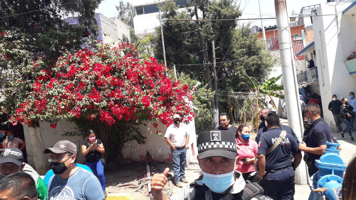 Ivan42072814's tweet photo. @FerVilchisMx @alfredodelmazo @Ecatepec @Edomex URGENTE nesecitamos ayuda en santa maria tulpetlac ya q pir falta de agua ya ase mas de 3 meses nos estamos manifestando y emos sido agredidos por personal de la administrscion de aguas porfavor ayudenos https://t.co/yCOutJH3ak