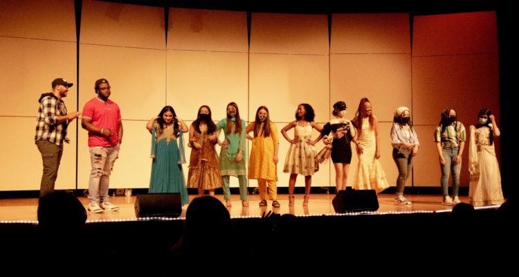 “Bellarmine Community Celebrates Diversity with an International Fashion Show”

Story by Kevyn Noltemeyer.

Check it out! 👗🧥👠👘👟

knightsmedianetwork.com/2021/03/23/bel…