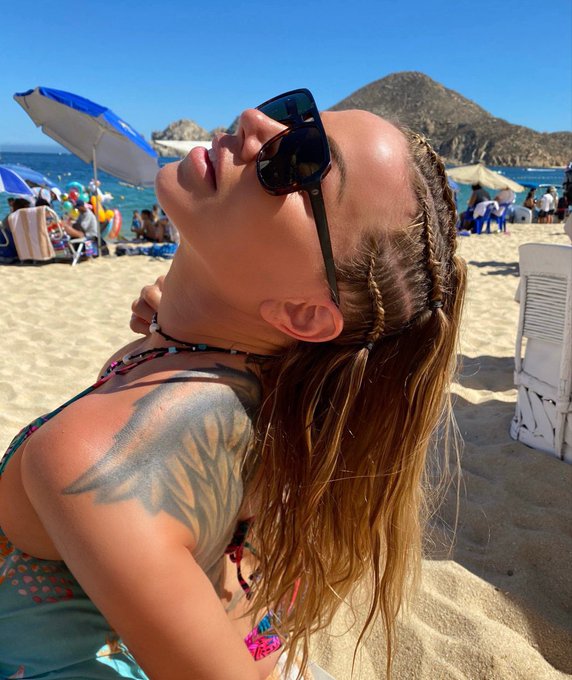 🍍🌴 Happy https://t.co/r1LYsy1ono