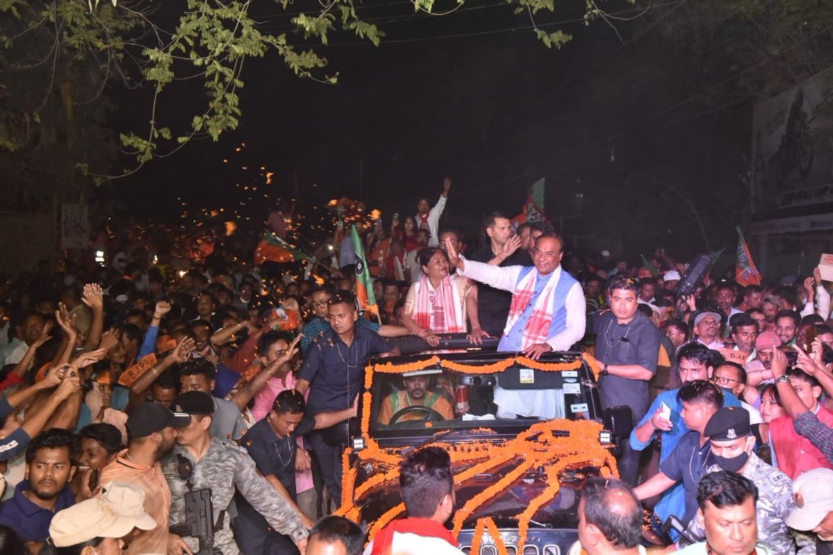 himantabiswa's tweet photo. Love, bonding, smiles and cheers all the way at Sivasagar ❤

BJP is winning. The road show today was a fine testimony of people's love for us.

Please vote for @BJP4Assam candidate Smt Surabhi Rajkonwar 🙏

#HBSCampaignTrail #AssamAssemblyPolls https://t.co/kbNOdx3ZID