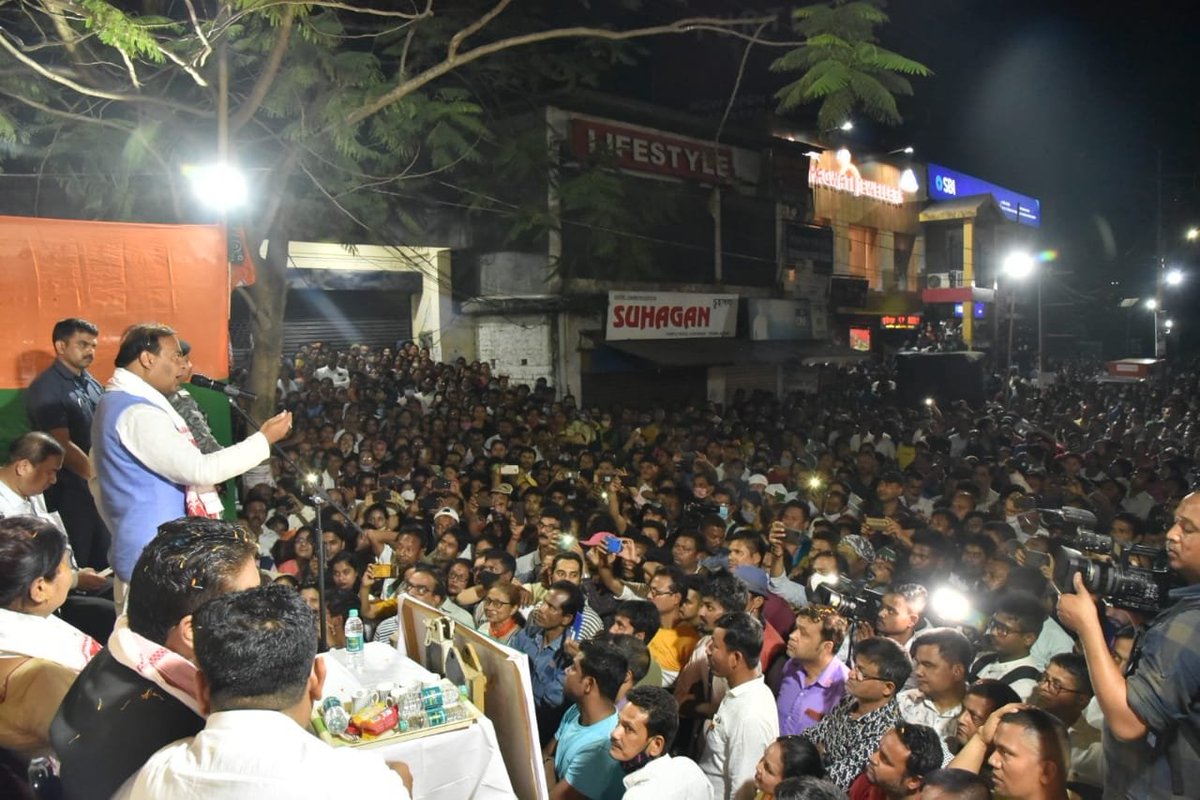himantabiswa's tweet photo. Love, bonding, smiles and cheers all the way at Sivasagar ❤

BJP is winning. The road show today was a fine testimony of people's love for us.

Please vote for @BJP4Assam candidate Smt Surabhi Rajkonwar 🙏

#HBSCampaignTrail #AssamAssemblyPolls https://t.co/kbNOdx3ZID