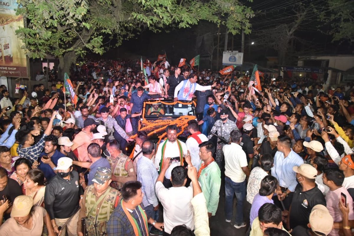 himantabiswa's tweet photo. Love, bonding, smiles and cheers all the way at Sivasagar ❤

BJP is winning. The road show today was a fine testimony of people's love for us.

Please vote for @BJP4Assam candidate Smt Surabhi Rajkonwar 🙏

#HBSCampaignTrail #AssamAssemblyPolls https://t.co/kbNOdx3ZID