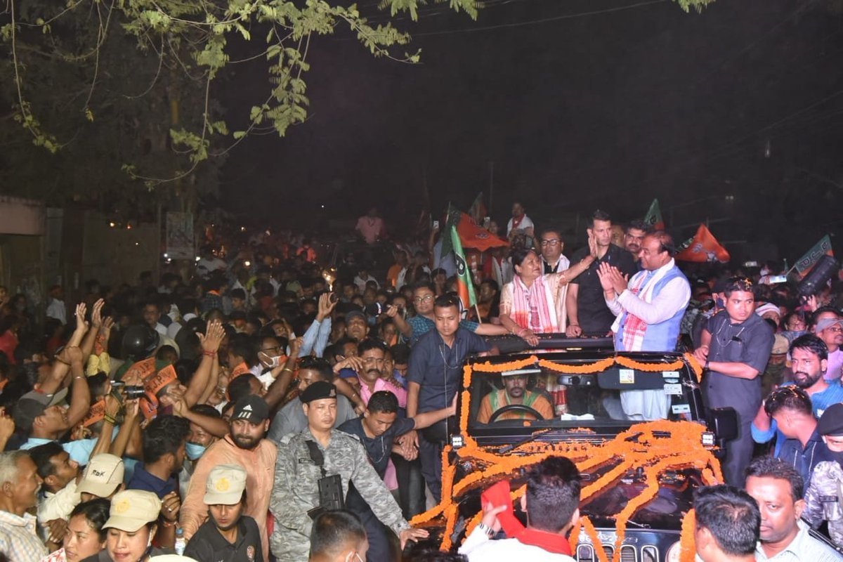 himantabiswa's tweet photo. Love, bonding, smiles and cheers all the way at Sivasagar ❤

BJP is winning. The road show today was a fine testimony of people's love for us.

Please vote for @BJP4Assam candidate Smt Surabhi Rajkonwar 🙏

#HBSCampaignTrail #AssamAssemblyPolls https://t.co/kbNOdx3ZID