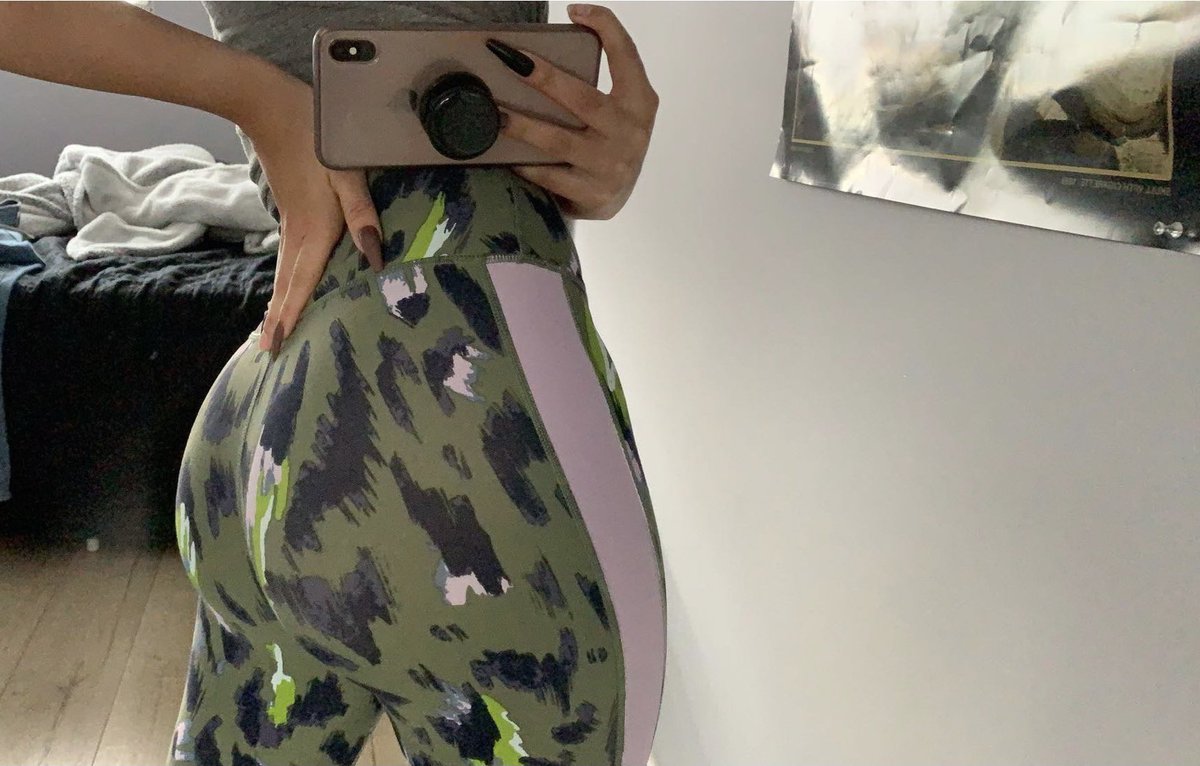 goddessdezz's tweet photo. 🍑 https://t.co/eOPSaBJzHS