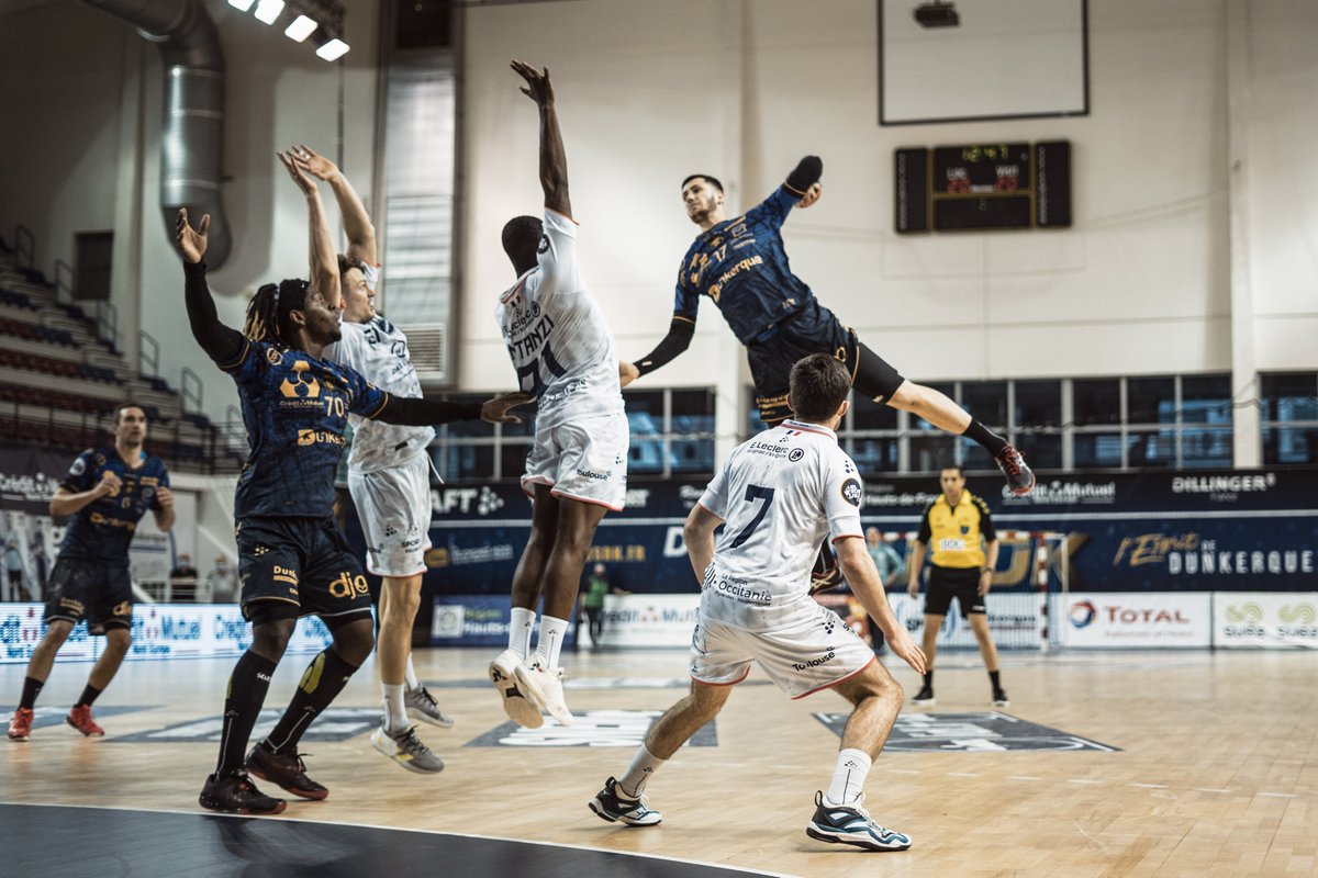 USDKDunkerque's tweet photo. 49' Cette fin de match va être tendue ! (22-23) #DUNTOU🔵⚫️ https://t.co/9k8QBl0ueN