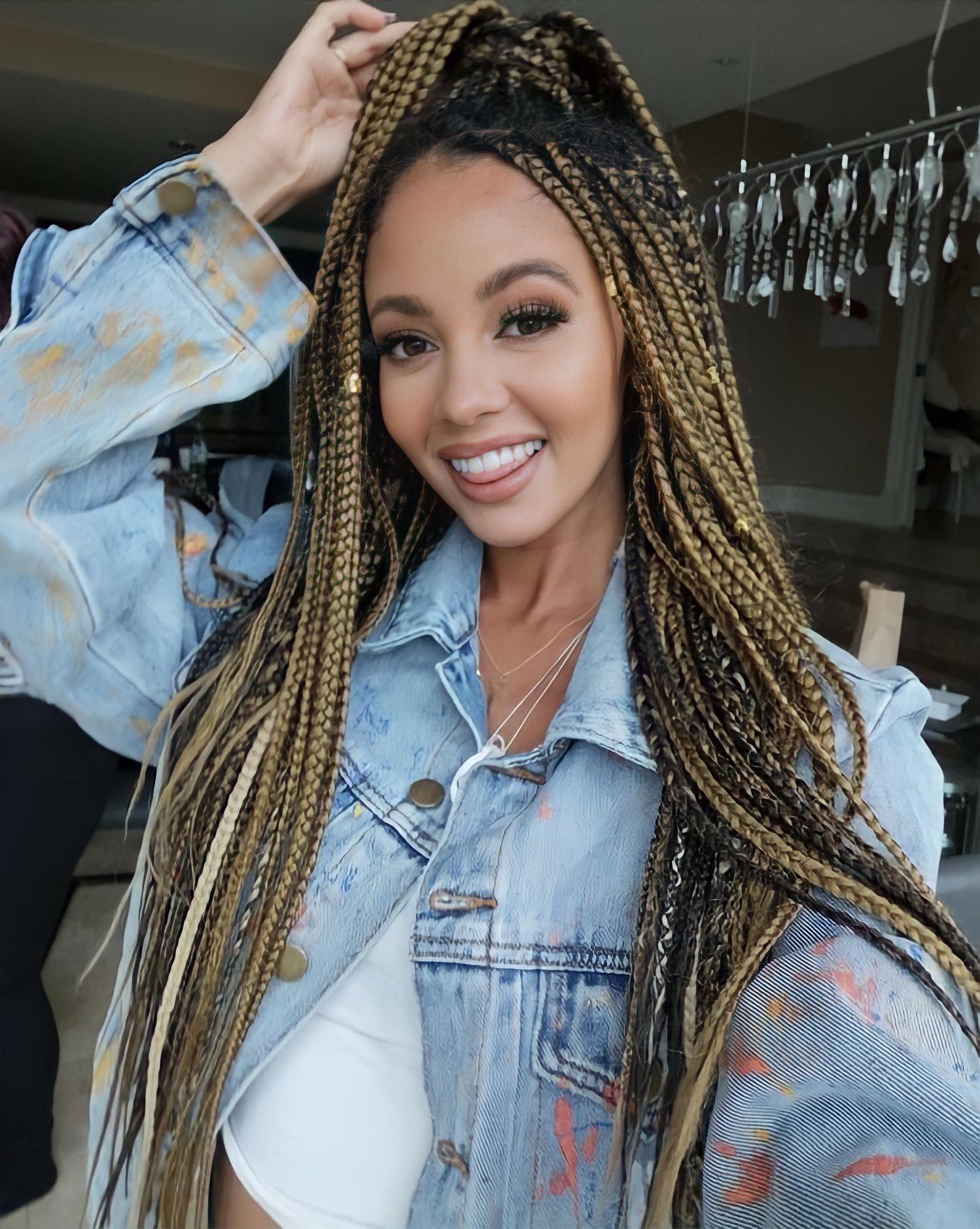 Cumpleaños de Vanessa Morgan.  happy birthday queen best wishes. 