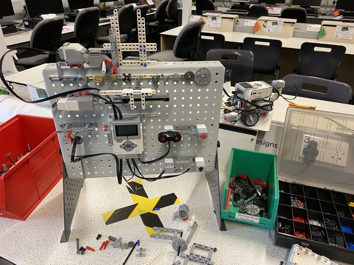 FATech_Ed's tweet image. Attention S1!! Mars Mission training about to begin! @LEGO_Education #FORrobotics #LegoMindstorms #EV3classroom