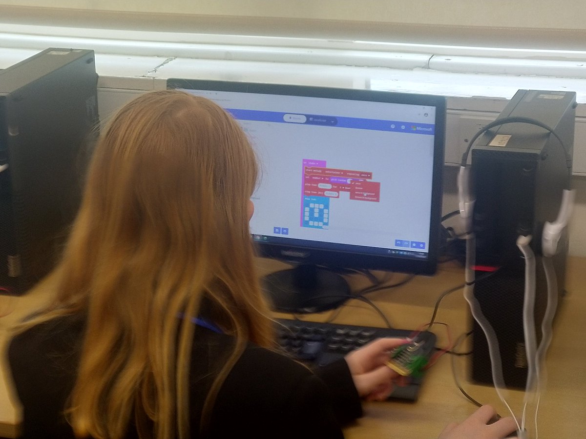 The challenge for Legacy Coding Club today was to program the micro:bits to behave as virtual dice - when shaken, generate a random number to be held as a variable, run an animation on the LEDs  and then show the number contained in the variable #team #100DaysOfCode #henleybank