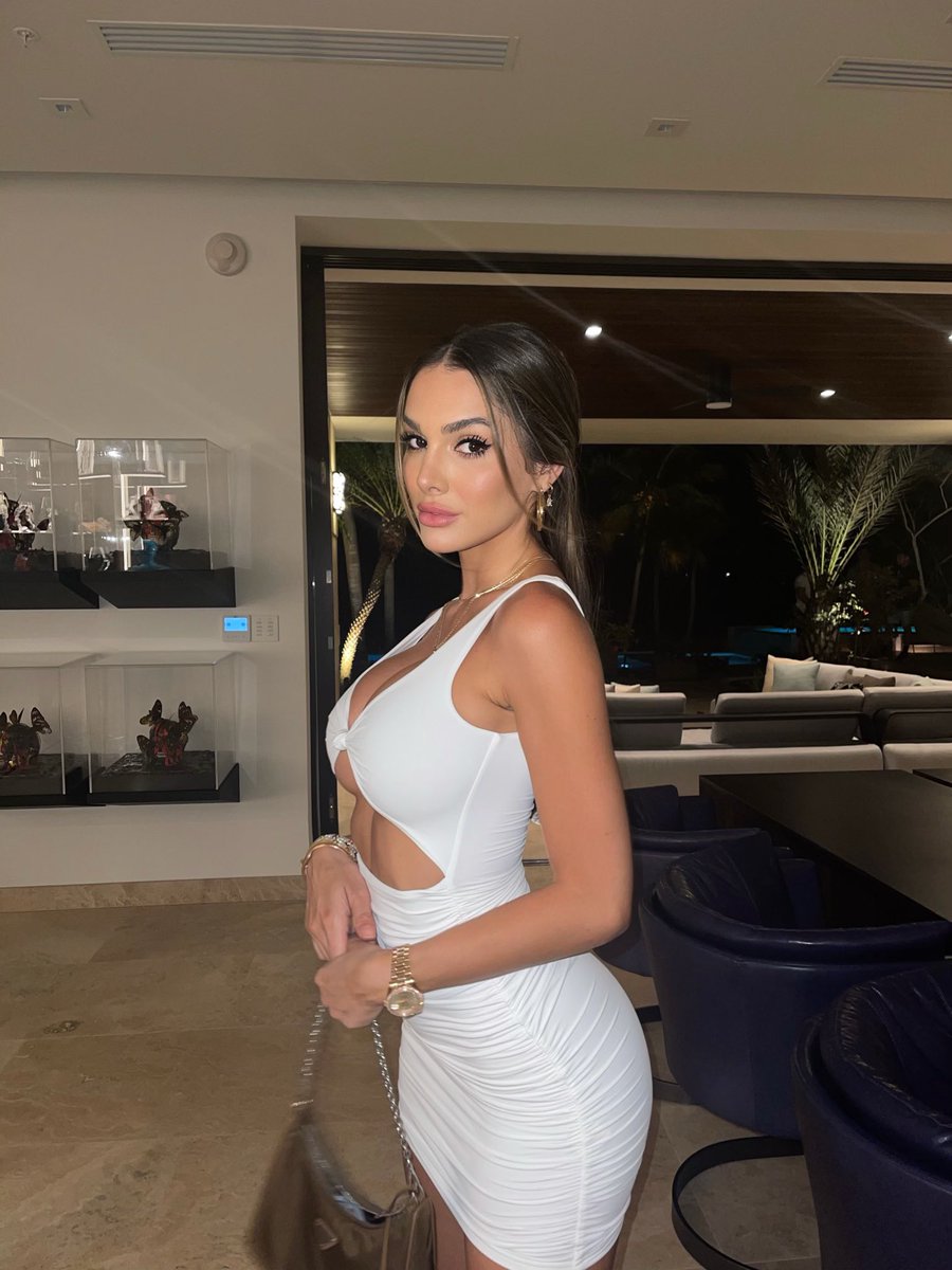 TheRealLyna's tweet photo. Do prefer me dressed up or not dressed at all?😈 https://t.co/3iepYzriia