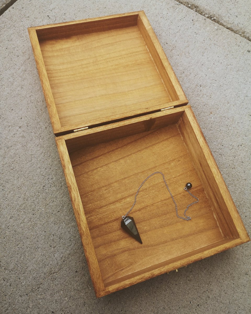 stormburnsshop's tweet photo. I made a pendulum board box with agate and a hematite pendulum! 🔮💜 https://t.co/k4xNW6Rm8u