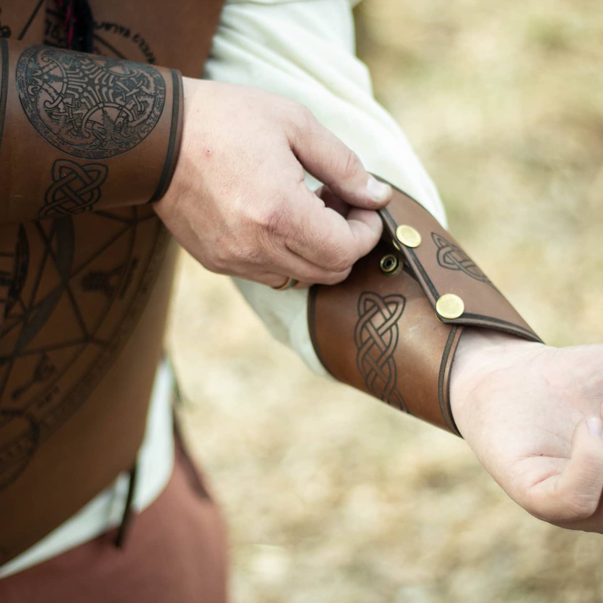 wolfscosplay's tweet photo. Custom leather bracers. Which design would you choose?

#larp #cosplay https://t.co/5a7KkVbRU8