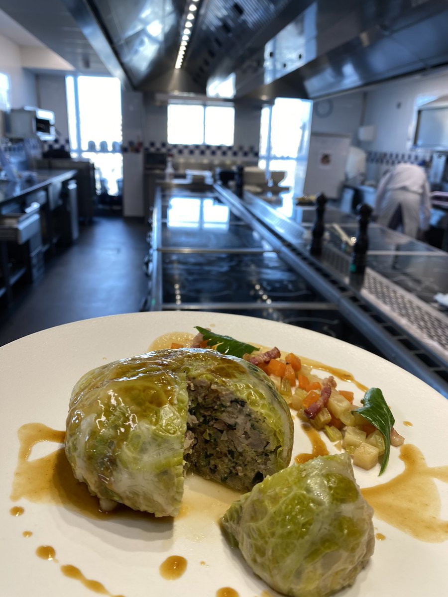 ByGenerosa's tweet photo. Le choux farci dressé avec sa sauce Matignon.
#generosa #cuisinePro #bienfait https://t.co/OdDrphw1UN
