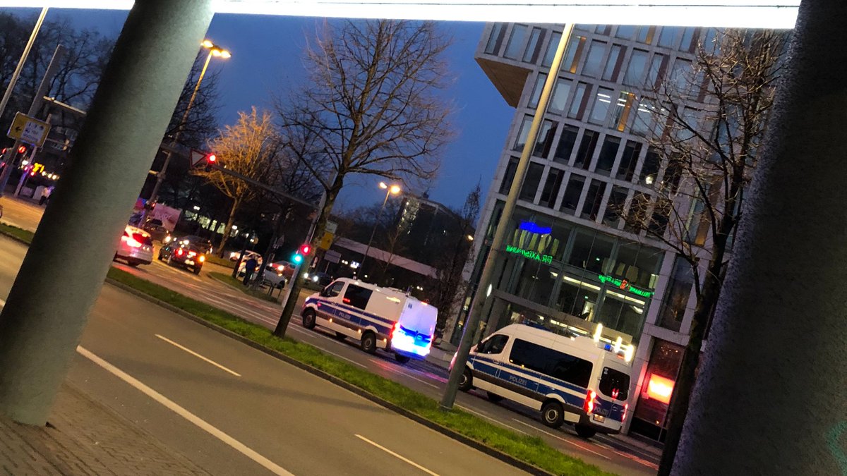 ruhrpottagentin's tweet photo. Läuft! Wir nehmen Rücksicht aufeinander, nur die rechtsgesinnten #Coronaleugner machen stumpf weiter und dürfen dies offenbar ungehindert und Steuergelder verschwendend tun. Bin zufällig vorbeigekommen und raus aus der Logik. Komplett. Wie soll ich das noch ernstnehmen?  #do2303 https://t.co/nYFyH0UkqW