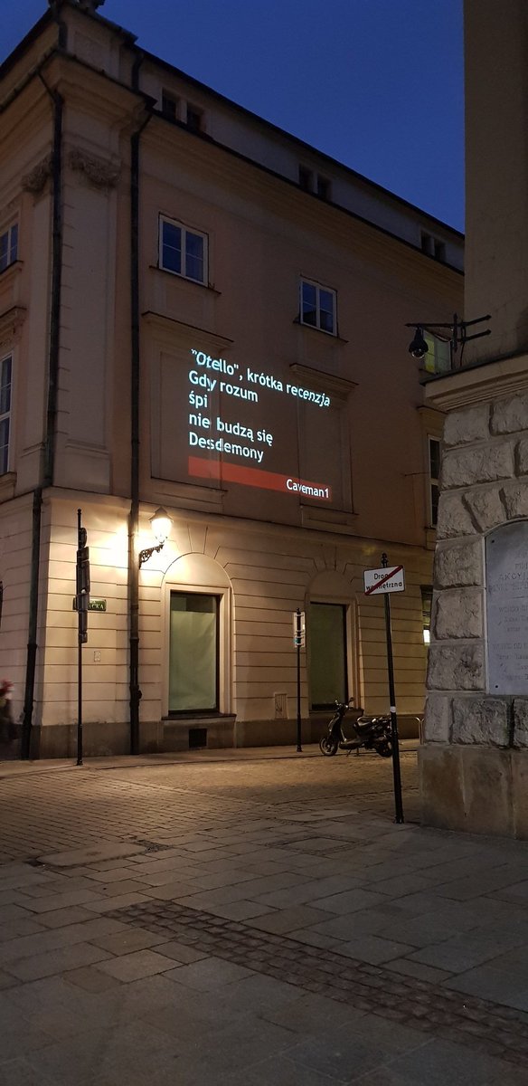 snowosinska's tweet photo. Życie w Krakowie nie zawsze jest wesołe:chaotyczna zabudowa, brak miejsc parkingowych, smog. Ale z drugiej strony w ilu miastach codziennie można przeczytać nowy wiersz na murze? Trzeba cieszyć się z małych rzeczy. https://t.co/mK1VE6aCRz