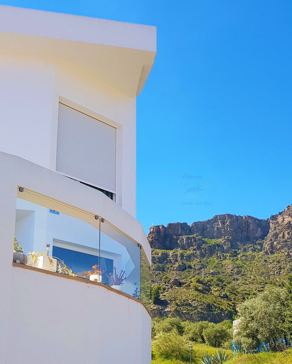 AloraValledeSol's tweet photo. #Álora
En la foto,bonita arquitectura moderna pero manteniendo el blanco y las macetas 👏🏼👏🏼
¿Qué opinas de algunas construcciones arquitectónicas de estilo moderno en ÁLORA?¿Crees que van bien en un pueblo como éste?¿Consideras que debería intervenir urbanismo?

#ÁloraValledelSol https://t.co/eFOzmumvjq