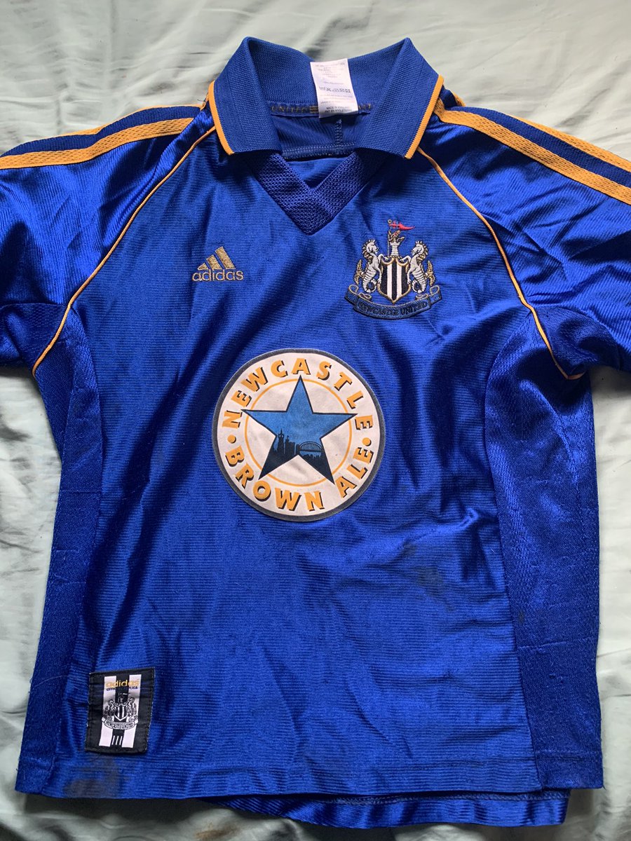 jamesAgrayson's tweet photo. Am I the only person in the UK with a Newcastle United replica shirt with new @AberdeenFC manager Stephen Glass on the back? The 1998/99 away shirt! #nufc #aberdeen #stephenglass https://t.co/ZpE0Q5YqkJ