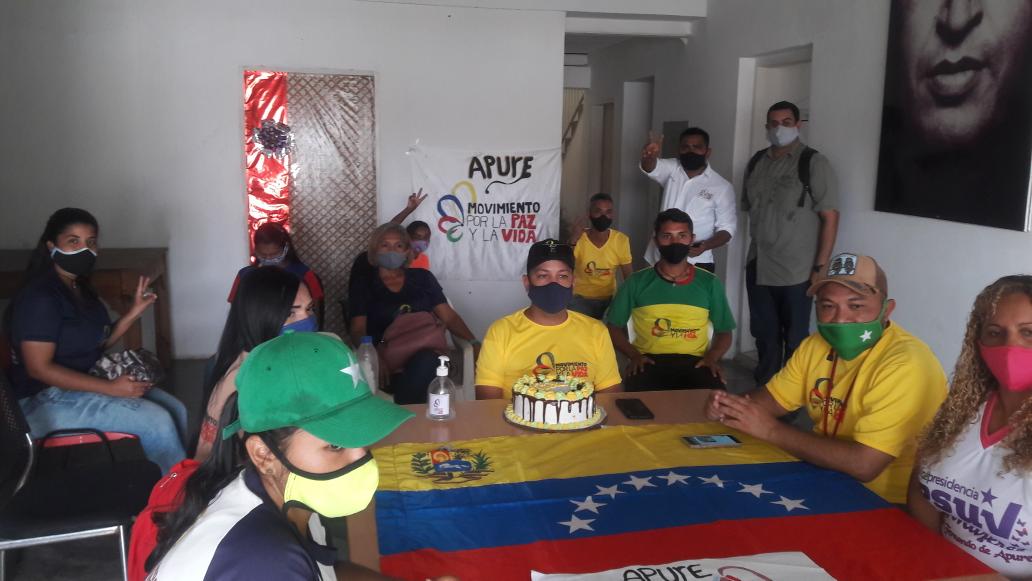 ApurePaz's tweet photo. Así Vía Zoom La Familia Paz y Vida Sopló la Velita número Ocho.  !Vamos Por Más¡  Venceremos #8AnosDePazYVida  @vargas_mimou @FunMovPazYVida1 @NicolasMaduro @RCarrizalezPSUV https://t.co/dtubB6XJ65