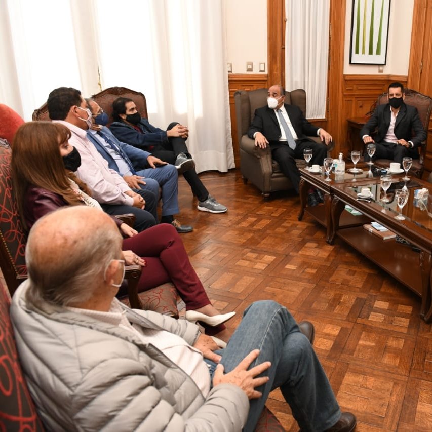 JuanManzurOK's tweet photo. En Casa de Gobierno, recibí a legisladores nucleados en el bloque oficialista Lealtad Peronista. Agradezco el apoyo absoluto a la mesa de conducción del PJ nacional, donde asumí ayer como vicepresidente. Además, compartimos miradas sobre la situación actual de la provincia. https://t.co/VXV64oXjwB