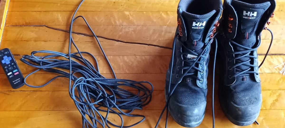 bushcrafter79's tweet photo. Wonder if the hyfwnist minds work boots on the coffee table while doing new laces out off 550 paracord?
You haven't lived till you do shop/garage work inside at the table
#sigmamale
#livingthegoodlife
#dayoffstuff https://t.co/Jyx0E5KOvV
