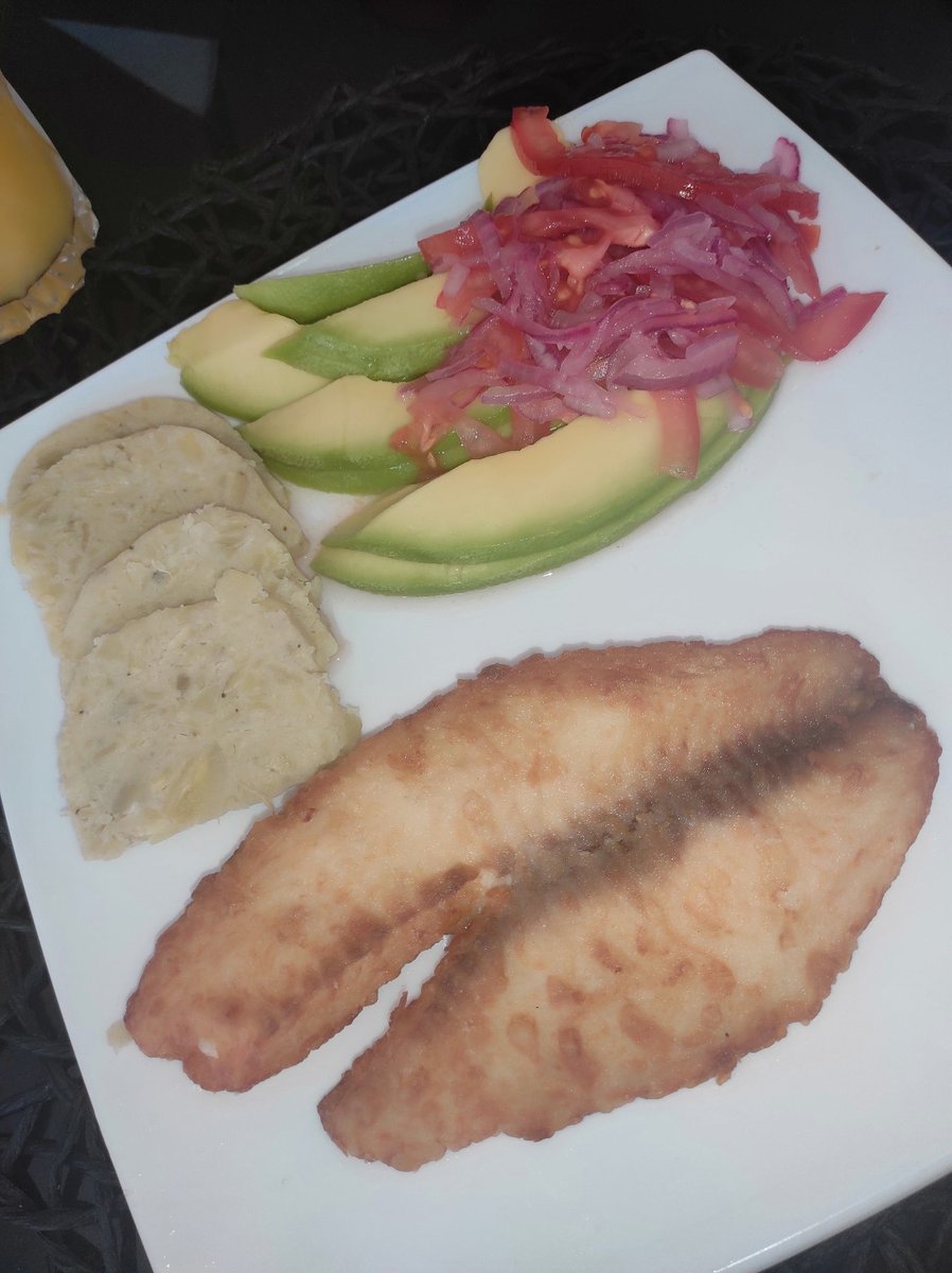 yara_samantha's tweet photo. No estoy a dieta, desayune tarde y esto me comeré así de rico... #pescado #potacio #aguacate https://t.co/t5vT9xg2XY