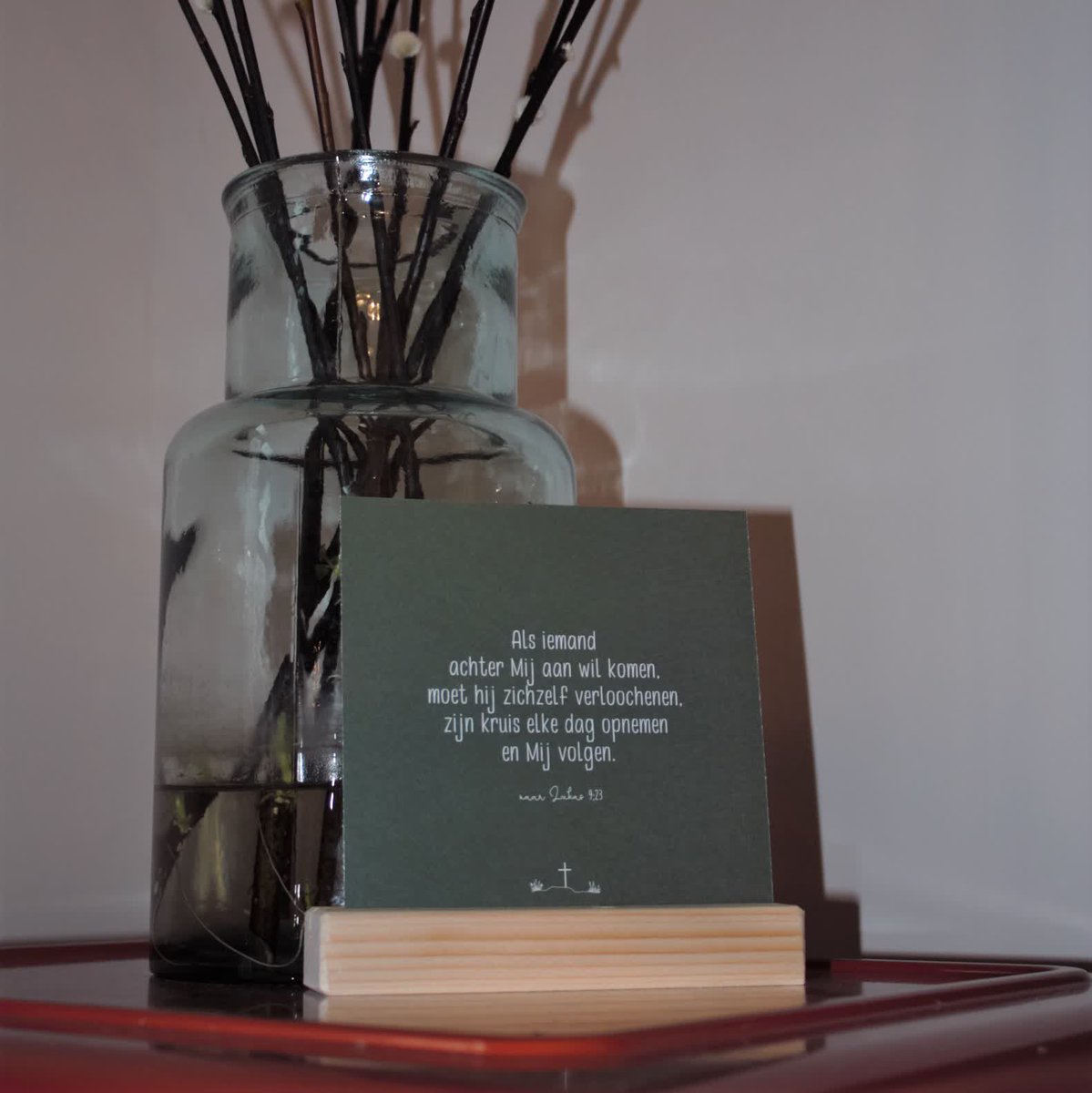 𝐊ruisdragen⁣
𝐑icht je ogen op Hem⁣
𝐔 gaat voorop⁣
𝐈k mag volgen⁣
𝐒amen op weg naar het kruis⁣
⁣
Deze week maken we zelf een woordgedicht over de lijdenstijd en het volgen van de Heere Jezus. Hoe is jullie gedicht geworden?⁣