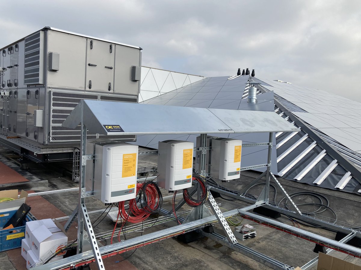 zwinpack's tweet photo. Vakwerk door #solarnrg bij plaatsing zonnepanelen op de nieuwe trots van #westland, zwembad de #boetzelaer ! https://t.co/NmCE4f5MZB