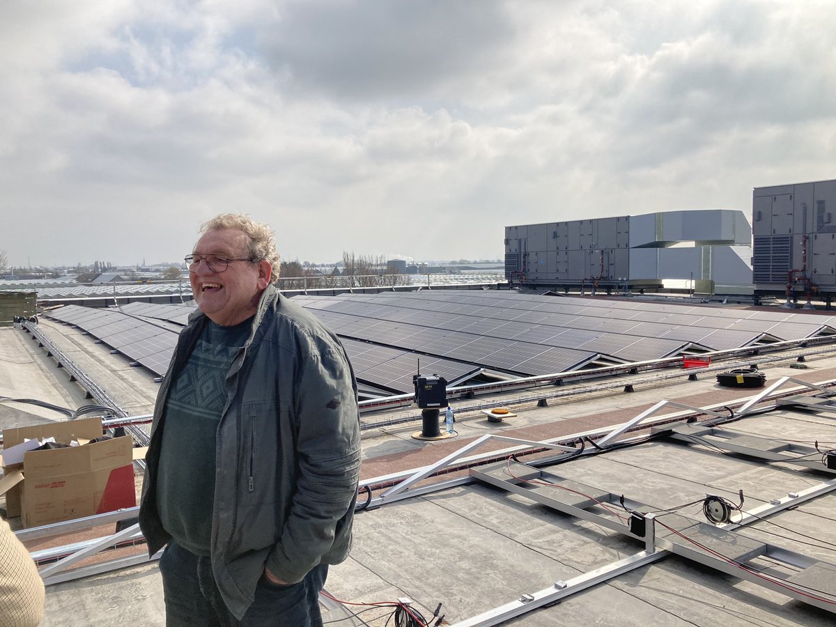 zwinpack's tweet photo. Vakwerk door #solarnrg bij plaatsing zonnepanelen op de nieuwe trots van #westland, zwembad de #boetzelaer ! https://t.co/NmCE4f5MZB
