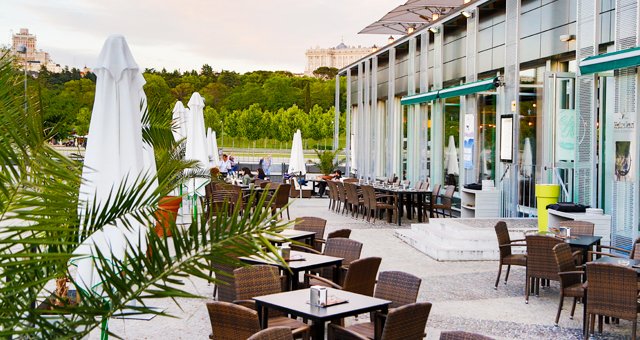 Café del Río · Avenida de Portugal 1 (Madrid Río)

Cuenta con 2 espacios al aire libre:

🔘Uno se extiende a orillas del Manzanares.

🔘El otro en la azotea permite unas vistas espectaculares del Palacio Real y la Almudena.

#buscatuterraza
#lasmejoresterrazas 
#terrazasdemadrid