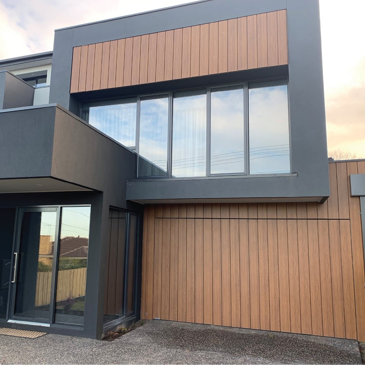 SteelLineGroup's tweet photo. Home Inspiration 🏡 

Bring a beautiful natural look of timber right to your front door.
> Flush Mount Tilt Door in UniCote LUX Ashwood. https://t.co/NkFdcYNOZg