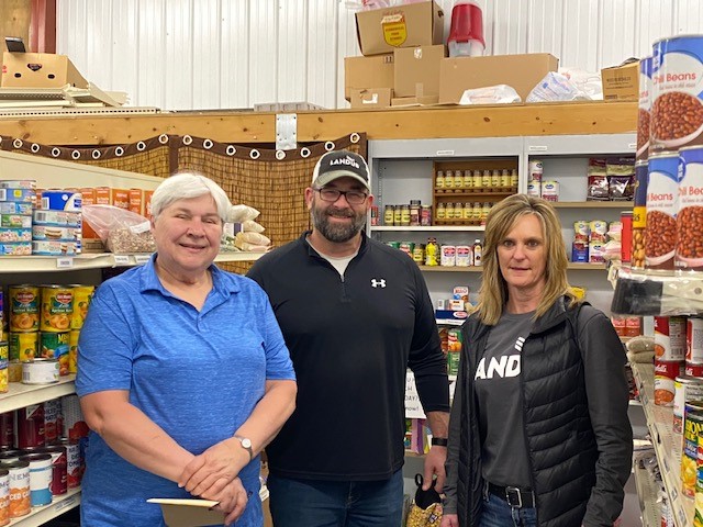 LandusAg's tweet photo. To celebrate a day of service for #NationalAgDay, a few Landus employees volunteered at Greene County Christian ARC in Jefferson. It was a great way to provide food and support for our local communities! #LandusWay #IowaAg #AgDay21 https://t.co/dkeDubmQ21