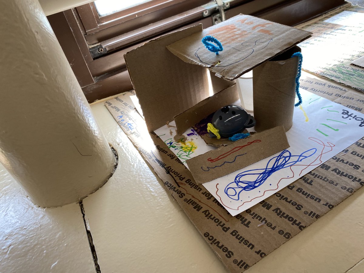 ValleyStreamWLB's tweet image. Ms. Sloboda’s kindergarten students explore the shade. ⁦@VS24District⁩ #LookForTheAwesome