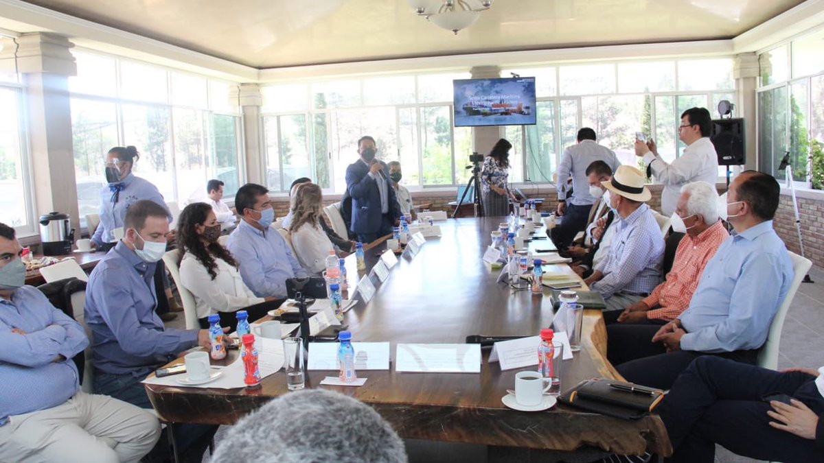 MazierTono's tweet photo. Felicito al Presidente del Consejo Agroalimentario de Michoacán, Carlos Ochoa por presentación de su primer informe de actividades donde refrendó su compromiso para sacar adelante a la agroindustria en nuestra entidad.

Sigamos sumando esfuerzos por nuestro estado. ¡Enhorabuena! https://t.co/BqiCLEIhn6
