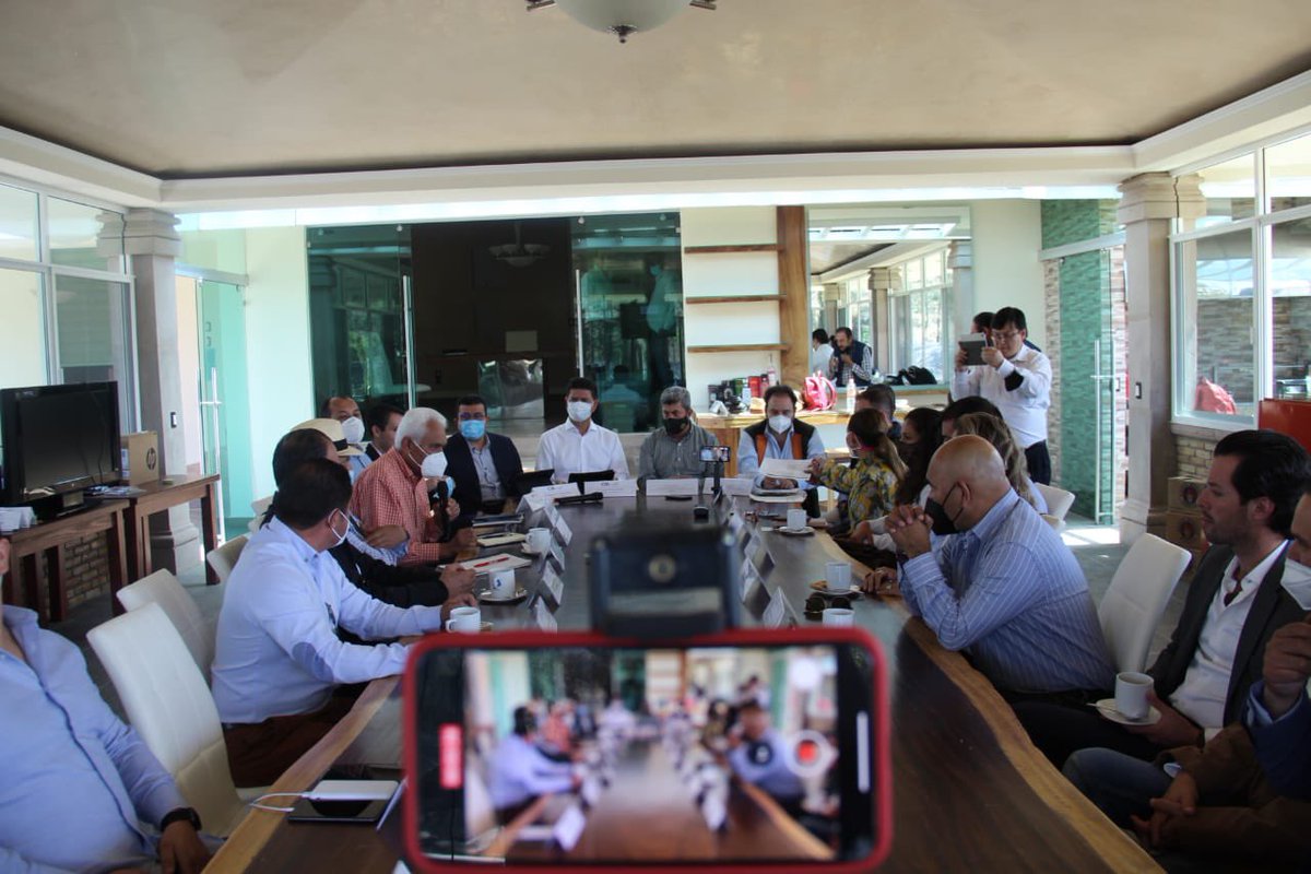 MazierTono's tweet photo. Felicito al Presidente del Consejo Agroalimentario de Michoacán, Carlos Ochoa por presentación de su primer informe de actividades donde refrendó su compromiso para sacar adelante a la agroindustria en nuestra entidad.

Sigamos sumando esfuerzos por nuestro estado. ¡Enhorabuena! https://t.co/BqiCLEIhn6