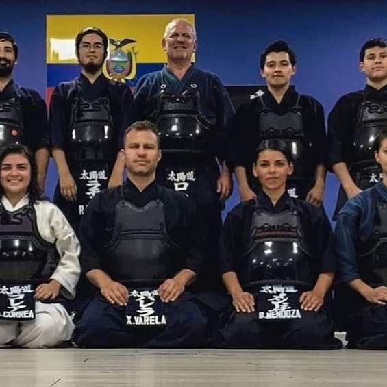 credu01's tweet photo. #kendo #FIK #keiko 
Competencia atletica en la que los practicantes usan #kendogu y #shinai para golpearse entre sí.
Su propósito:
⚪ Disciplinar el carácter humano
🔵es moldear la mente y el cuerpo  ⚪cultivar un espíritu vigoroso. https://t.co/Gqudz3asie