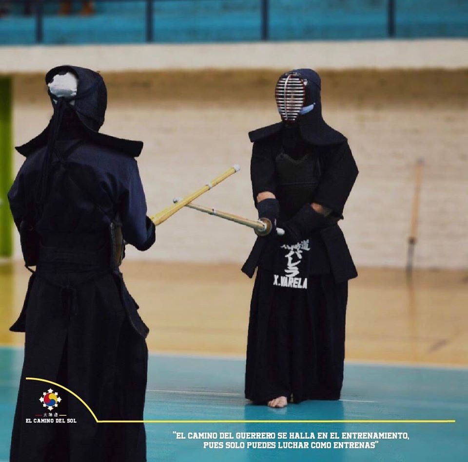 credu01's tweet photo. #kendo #FIK #keiko 
Competencia atletica en la que los practicantes usan #kendogu y #shinai para golpearse entre sí.
Su propósito:
⚪ Disciplinar el carácter humano
🔵es moldear la mente y el cuerpo  ⚪cultivar un espíritu vigoroso. https://t.co/Gqudz3asie
