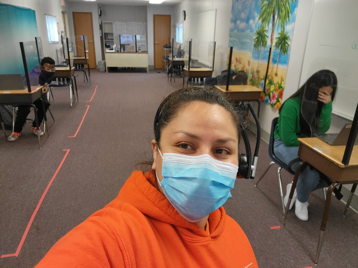 SraEGuzman2009's tweet photo. #flhornets 8th graders showing off swarm colors for spirit week. Thank you for humoring me with a picture #orangeswarm #basalis #velutina https://t.co/kB9MBDx6WL