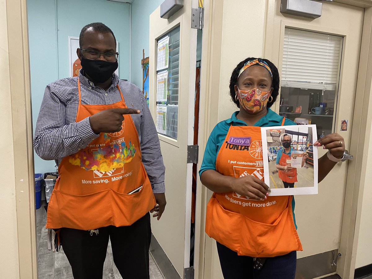Samantha_6376's tweet photo. #Hd6376 Tonya getting a Homer badge from #hd0221 for her excellent customer service! Great job! 😃#customerservice #homerbadge @steven_magloire @vkendall0807 @SueC0221 https://t.co/mBkITLMIbW