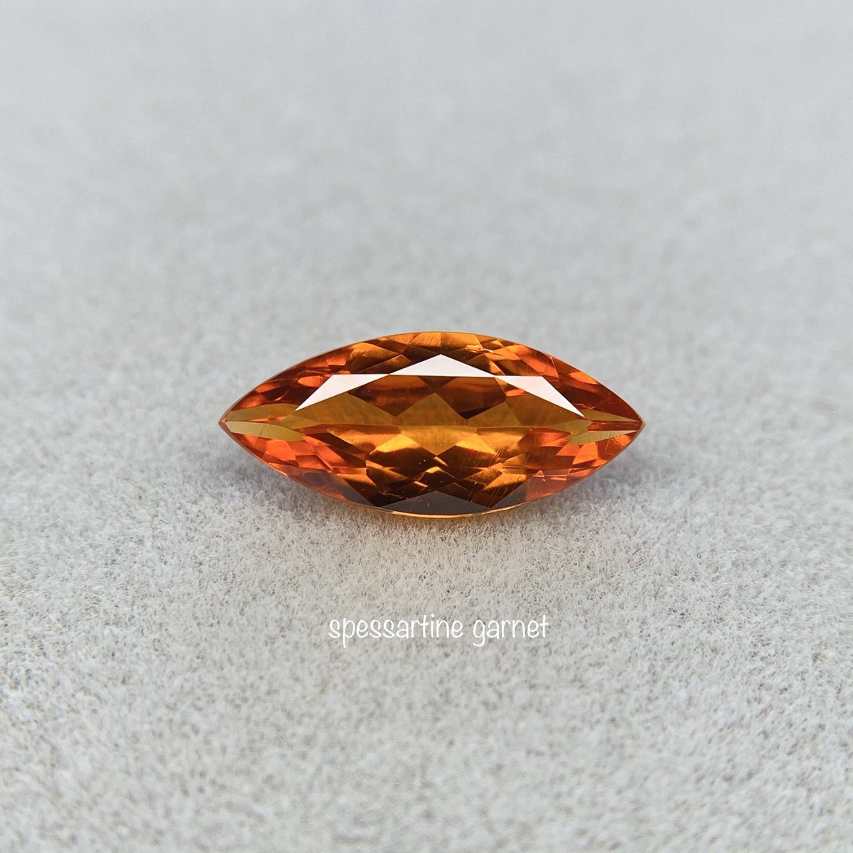 柿色。
#spessartinegarnet #スペサルティンガーネット