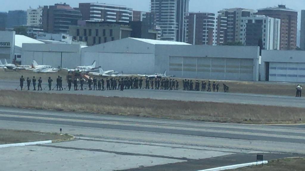 traficogt's tweet photo. La pregunta correcta es: Cuanto costo la barridita!?   Y no hubiera salido mas barato/rapido usar una barredora de la muni.

RT @almdep: Adivinen quién limpio la ceniza en el aeropuerto? https://t.co/MIrWenPmvQ