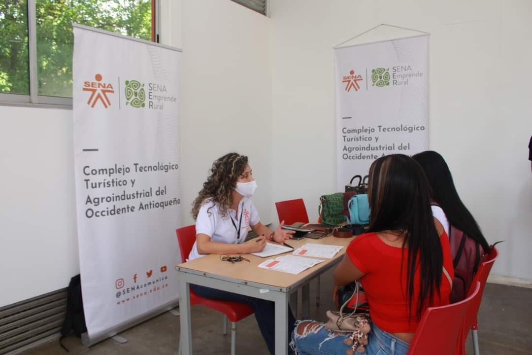 alcaldiasfda's tweet photo. Santa Fe de Antioquia ciudad educadora. 📚👩���👨💻
Realizamos jornada de socialización y asesoría de la oferta institucional del territorio, en compañía de la @UdeA Seccional Occidente, #TECOC, @SENAComunica y @Censamedellin, con el propósito de dar a conocer los programas de... 🧵 https://t.co/enurPCHyBp