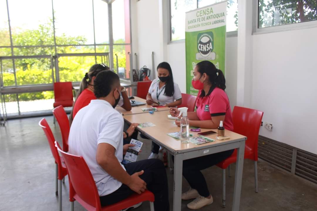 alcaldiasfda's tweet photo. Santa Fe de Antioquia ciudad educadora. 📚👩���👨💻
Realizamos jornada de socialización y asesoría de la oferta institucional del territorio, en compañía de la @UdeA Seccional Occidente, #TECOC, @SENAComunica y @Censamedellin, con el propósito de dar a conocer los programas de... 🧵 https://t.co/enurPCHyBp