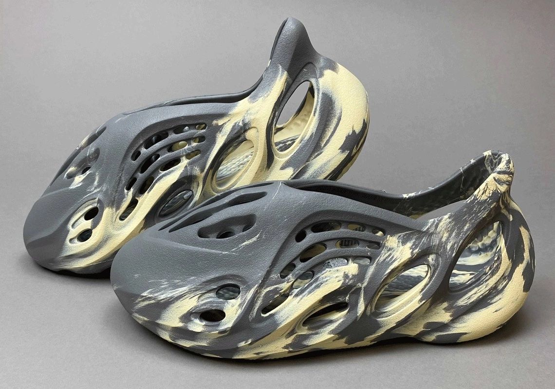 yeezy foam runner mxt moon grey on feet