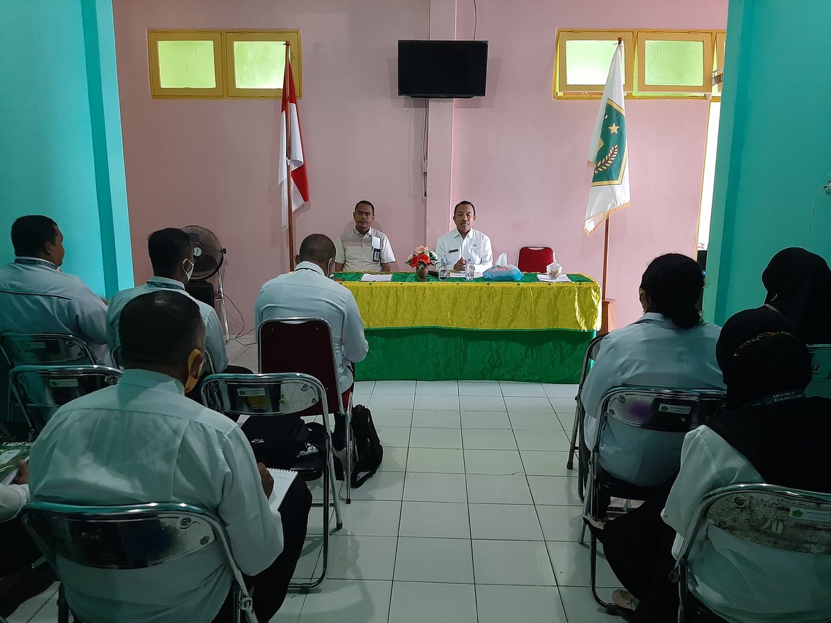 kankemenagsbb's tweet photo. Salam #SahabatReligi
Kepala Kantor Kementerian Agama Kabupaten Seram Bagian Barat, Taslim Tuasikal, https://t.co/qJxK1O4Csr ikut berkontribusi dalam memberi materi dalam pelatihan Teknis Internalisasi Nasional Berbasis Agama yang diselenggarakan oleh BDK Ambon, Rabu (24/3). https://t.co/nI1KCaXHXg