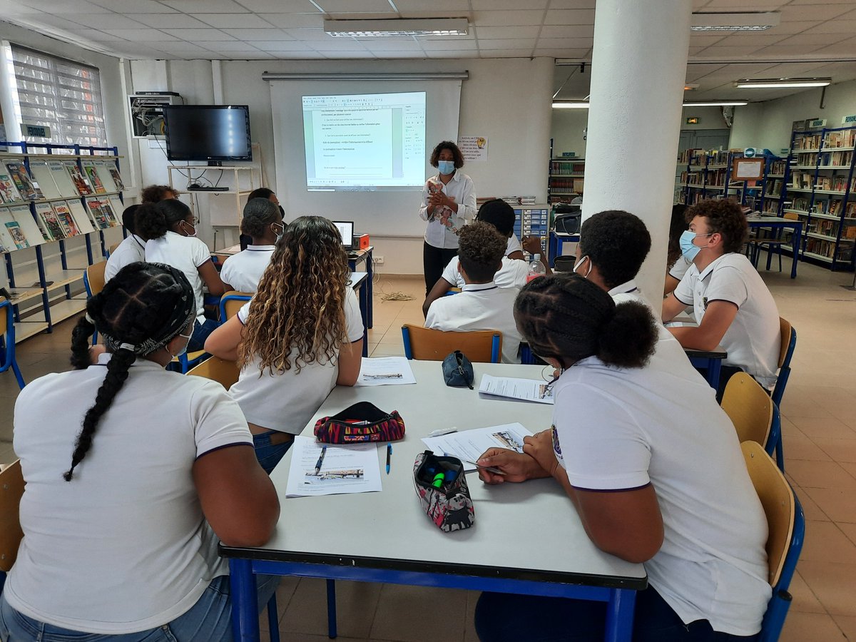 CPlacoly's tweet photo. SEMAINE DE LA PRESSE A L'ECOLE : La journaliste Nathalie JOS à la rencontre des élèves de 4ème et de 3ème aujourd'hui 23 mars 2021. Thèmes abordés autour de l'information et la désinformation : rôle du journaliste , le fact checking, infos fausses ou réelles.... https://t.co/SR34lxNvNT