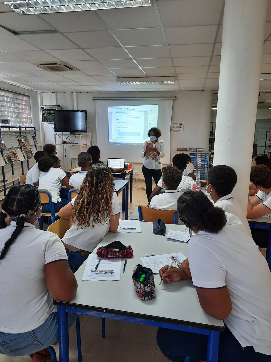 CPlacoly's tweet photo. SEMAINE DE LA PRESSE A L'ECOLE : La journaliste Nathalie JOS à la rencontre des élèves de 4ème et de 3ème aujourd'hui 23 mars 2021. Thèmes abordés autour de l'information et la désinformation : rôle du journaliste , le fact checking, infos fausses ou réelles.... https://t.co/SR34lxNvNT